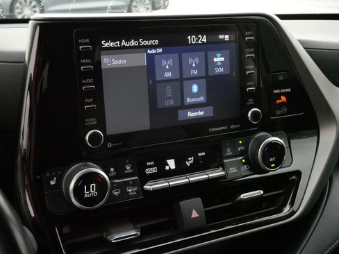 Used 2021 Toyota Highlander XLE AWD/4WD image 5