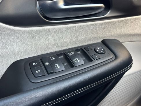 Used 2023 Chrysler Pacifica Touring-L image 5