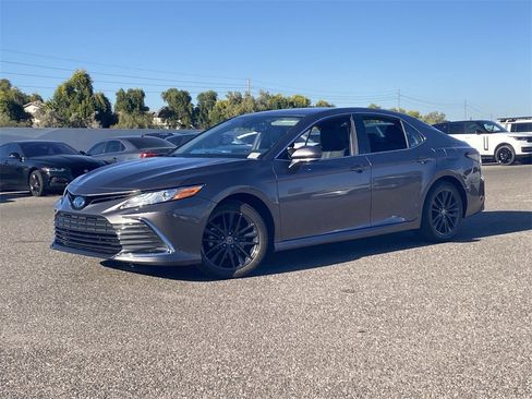 Used 2021 Toyota Camry XLE image 3