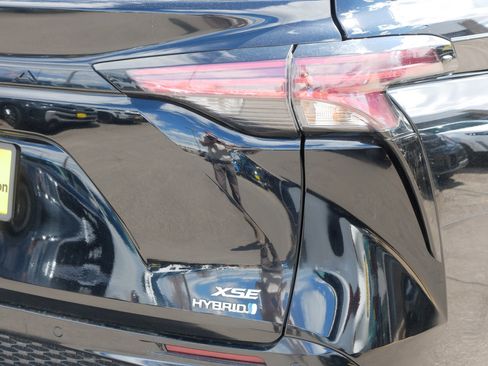 Used 2021 Toyota Sienna XSE FWD image 17