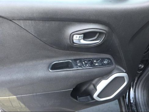 Used 2018 Jeep Renegade Latitude image 10