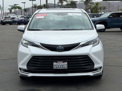 Used 2023 Toyota Sienna XLE FWD image 2