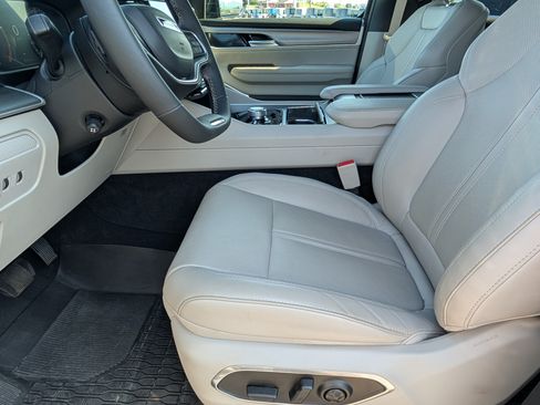 Used 2025 Jeep Wagoneer 4WD w/ Premium Group I image 12