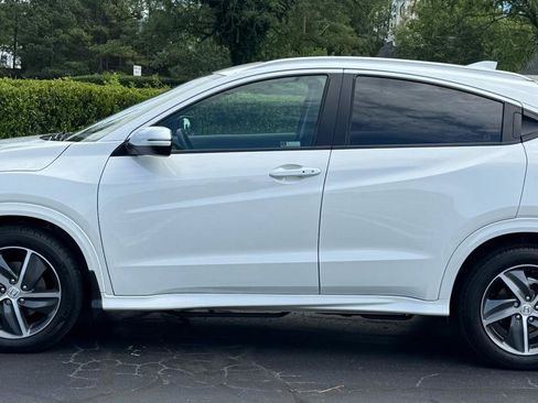 Used 2019 Honda HR-V Touring image 2
