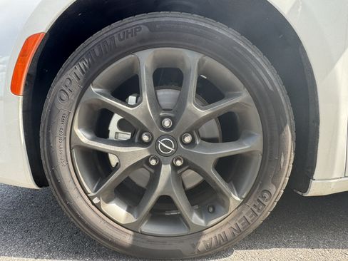 Used 2025 Chrysler Pacifica Limited FWD image 14