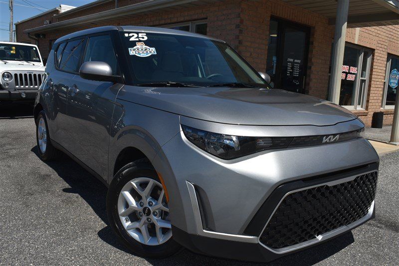 Used 2025 Kia Soul LX w/ LX Technology Package FWD image 1