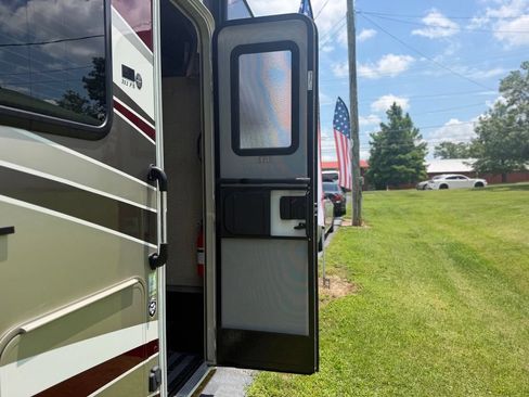 Used 2017 Ford E-450 and Econoline 450 Super Duty w/ Motorhome Prep Package RWD image 13