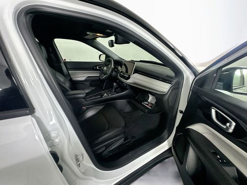 Used 2025 Jeep Compass Limited image 29