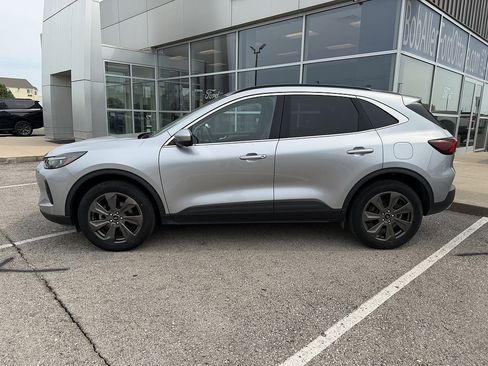 Used 2024 Ford Escape Platinum AWD/4WD image 2
