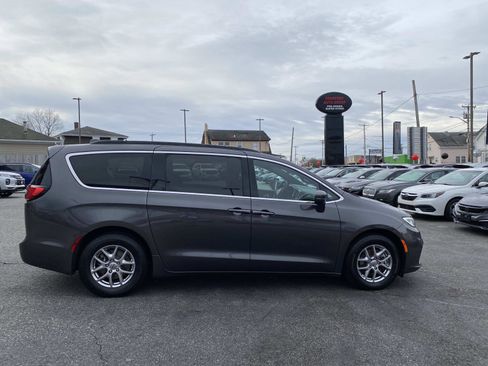 Used 2022 Chrysler Pacifica Touring image 7