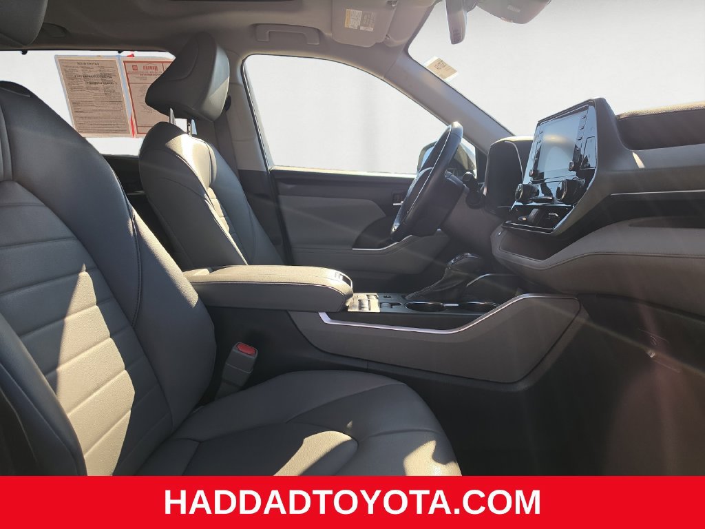 Used 2022 Toyota Highlander XLE AWD/4WD image 16