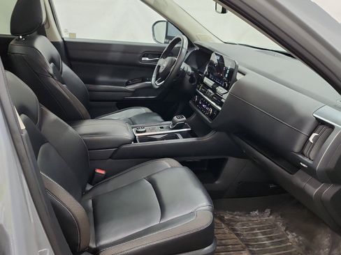 Used 2023 Nissan Pathfinder SL AWD/4WD image 9