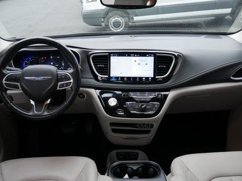 Used 2021 Chrysler Pacifica Touring-L image 6