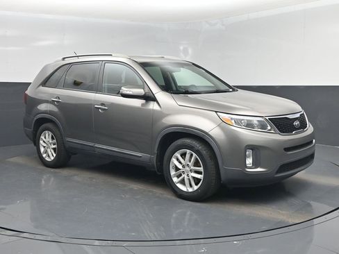 Used 2015 Kia Sorento LX image 1