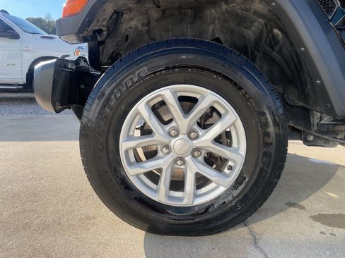 Used 2023 Jeep Gladiator Sport image 7