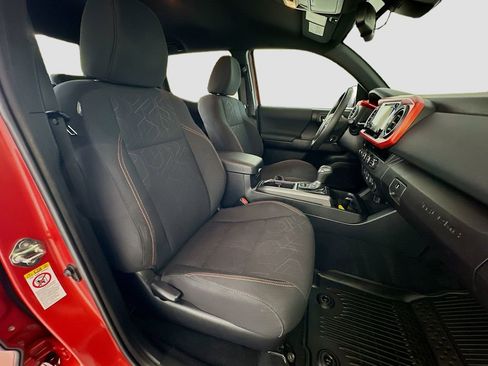 Used 2018 Toyota Tacoma TRD Sport AWD/4WD image 33