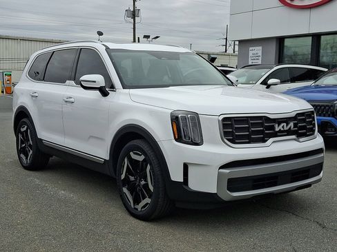 Used 2023 Kia Telluride S w/ S Sunroof Package image 3
