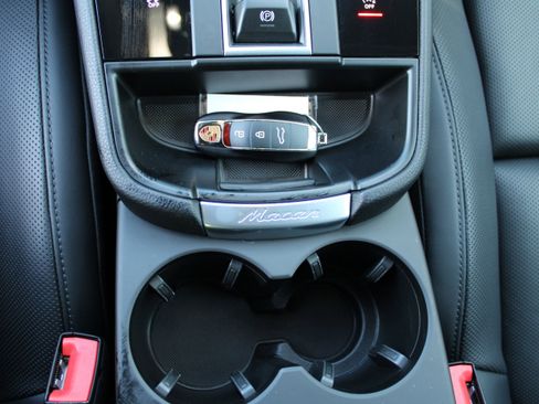 Certified 2025 Porsche Macan image 24