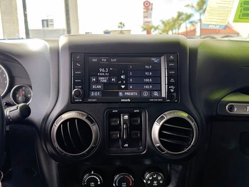 Used 2018 Jeep Wrangler Unlimited Altitude image 24
