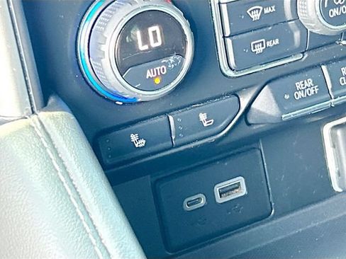 Used 2022 Chevrolet Suburban LT RWD image 18