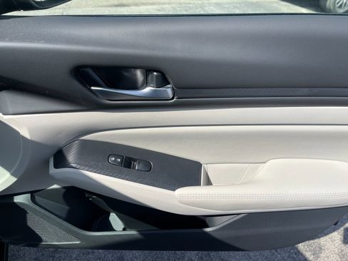 Used 2025 Nissan Altima 2.5 SV image 18