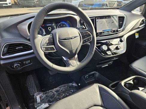 New 2026 Chrysler Pacifica Select image 13
