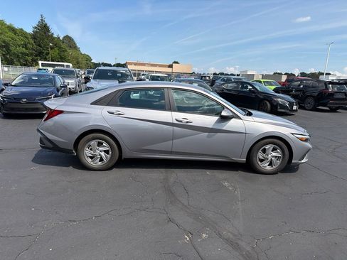 Used 2025 Hyundai Elantra SE w/ Cargo Package FWD image 5