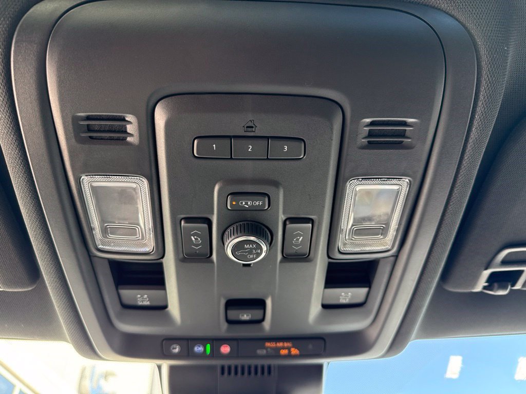 Used 2023 GMC Yukon SLT w/ SLT Premium Package AWD/4WD image 29