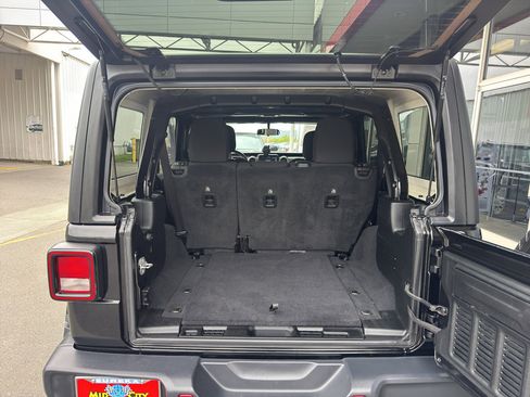 Used 2020 Jeep Wrangler Unlimited Sahara AWD/4WD image 14