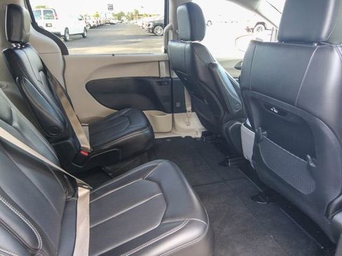 Used 2023 Chrysler Pacifica Touring-L FWD image 23