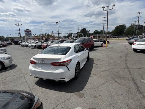 Used 2019 Toyota Camry SE image 9