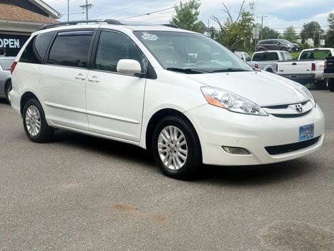 Used 2009 Toyota Sienna XLE FWD image 1