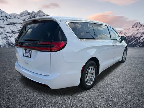 New 2027 Chrysler Pacifica Select FWD image 5