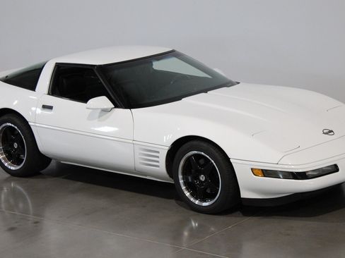 Used 1992 Chevrolet Corvette Coupe RWD image 19