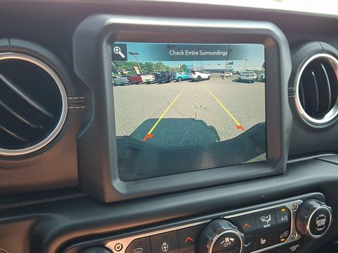 Used 2020 Jeep Gladiator Overland AWD/4WD image 18