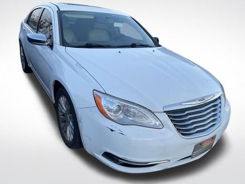 Used 2011 Chrysler 200 Limited image 10
