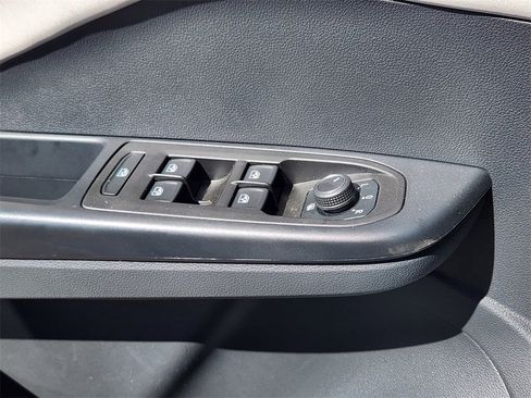 Used 2025 Volkswagen Taos SE image 4