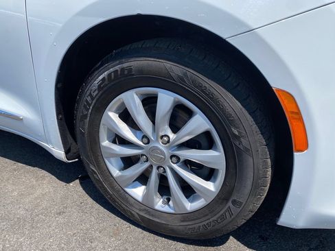 Used 2017 Chrysler Pacifica Touring-L w/ Safetytec Group FWD image 29