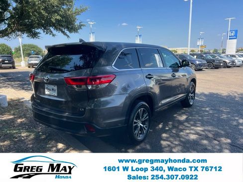 Used 2017 Toyota Highlander Plus FWD image 8