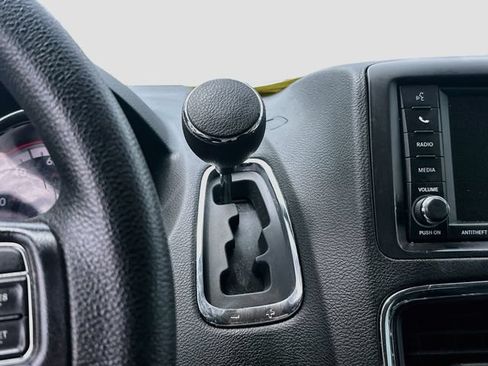 Used 2019 Dodge Grand Caravan SE FWD image 17