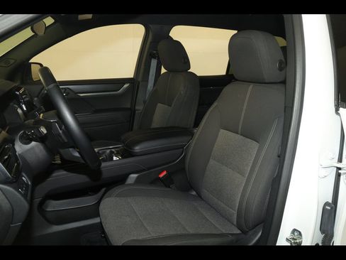 Used 2025 GMC Acadia Elevation FWD image 2