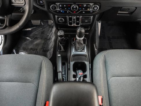 Used 2024 Jeep Wrangler Unlimited w/ Convenience Group AWD/4WD image 33