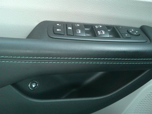 Used 2017 Chrysler Pacifica Touring Plus image 46