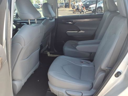 Used 2023 Toyota Highlander Platinum FWD image 10