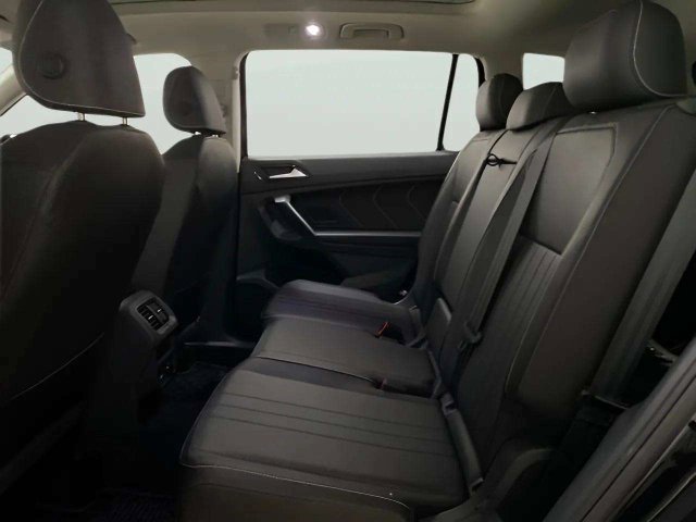 Used 2023 Volkswagen Tiguan SE w/ Panoramic Sunroof Package FWD image 21