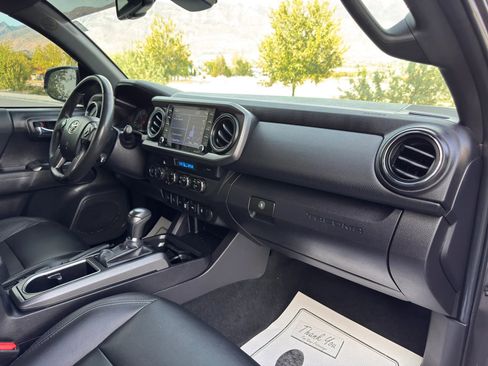 Used 2022 Toyota Tacoma TRD Off-Road w/ Technology Package image 28