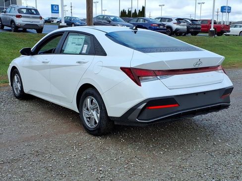 New 2025 Hyundai Elantra SE image 4