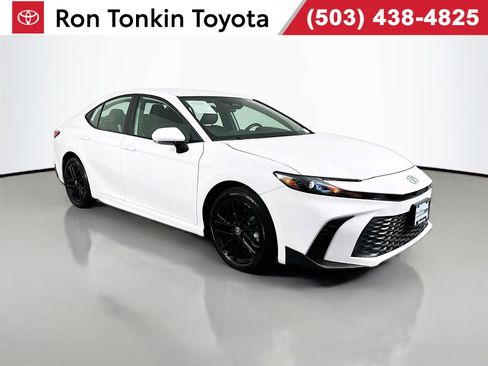 Used 2025 Toyota Camry SE image 1