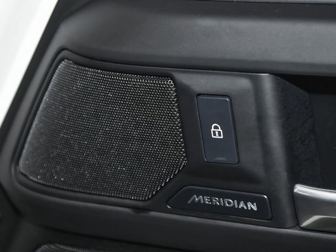 Used 2025 Land Rover Defender 110 S image 16