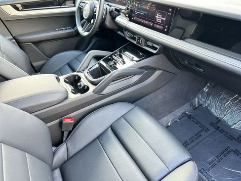 Certified 2025 Porsche Cayenne AWD/4WD image 17